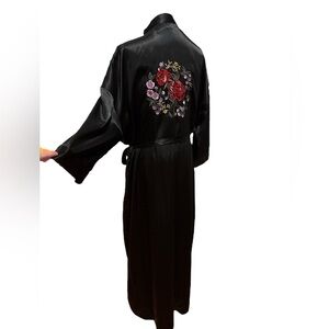 90s CABERNET SLEEPWEAR BLACK EMBROIDERED FLOWING KIMONO SATIN MAXI ROBE SZ L